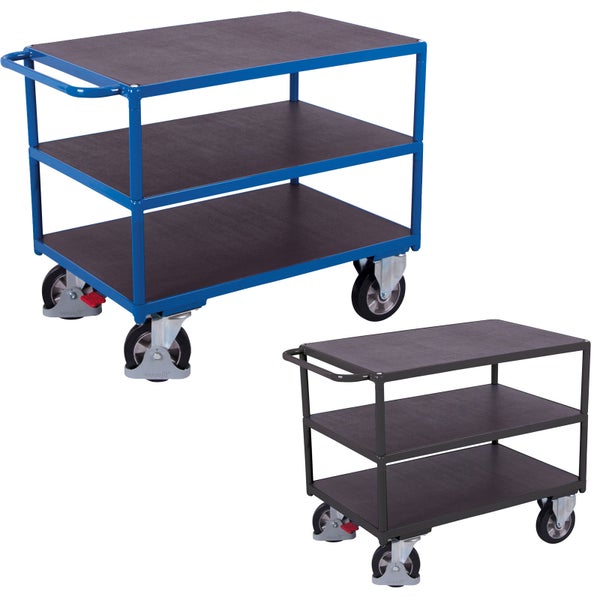 Etagenwagen aus Metall mit drei Ebenen, Schiebegriff und vier Lenkrollen, zwei mit Bremsen.