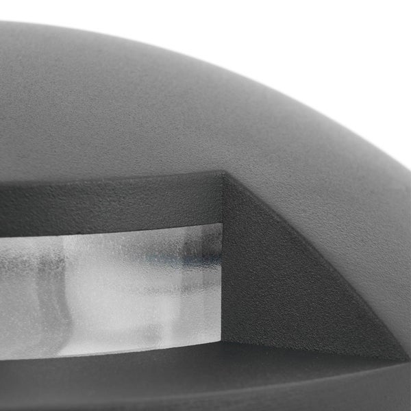 Nahaufnahme einer anthrazitfarbenen Außenwandleuchte mit strukturierter Oberfläche und Glaseinsatz.