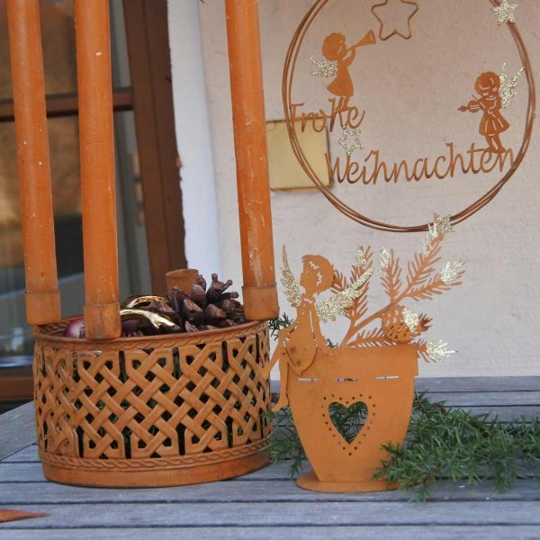 Weihnachtsdekoration mit Adventskranz, Kerzen und einem Deko-Engel