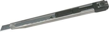 Ein silbernes Cuttermesser aus Metall mit ausziehbarer Klinge und Feststellschieber für präzise Schneidearbeiten.