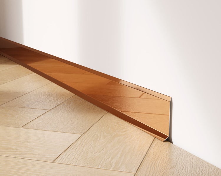 Raumecke mit Holzboden im Fischgrätmuster und Sockelleiste