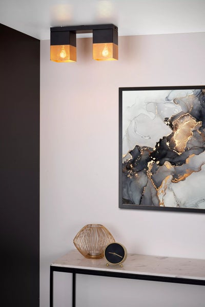 Deckenleuchte mit zwei Lampen, abstrakte Wandkunst, dekorative Vase und Uhr auf einem Konsolentisch