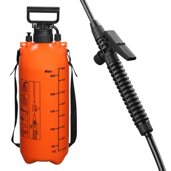 Drucksprüher mit orangefarbenem Behälter, schwarzem Pumpgriff, Schultergurt und Sprühlanze mit Auslöser.