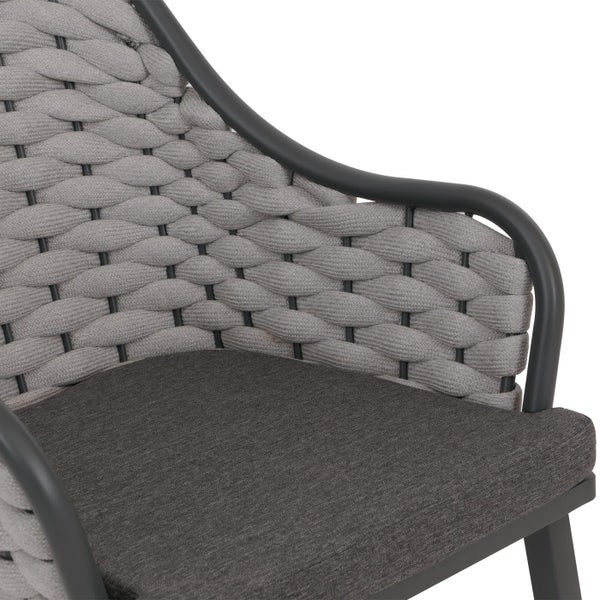 Detailansicht eines Gartenstuhls mit geflochtener Rückenlehne und Sitzkissen