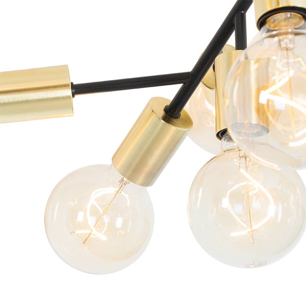 Detailansicht einer Deckenleuchte mit mehreren Glühbirnen und goldenen Fassungen