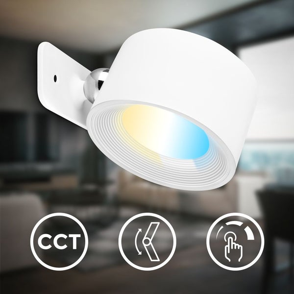 LED-Wandleuchte als Leselampe neben einem Bett mit gepolstertem Kopfteil im Schlafzimmer montiert.