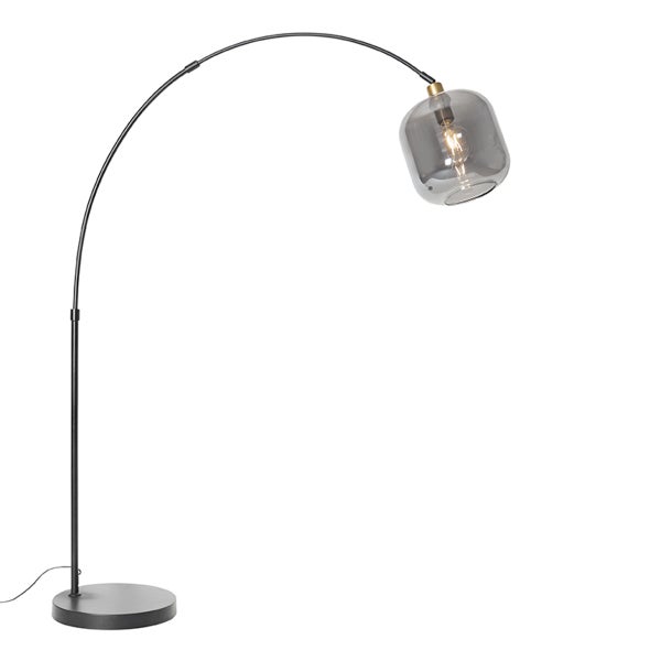 Bogenstehleuchte mit schwarzem Metallgestell und rauchgrauem Glasschirm.