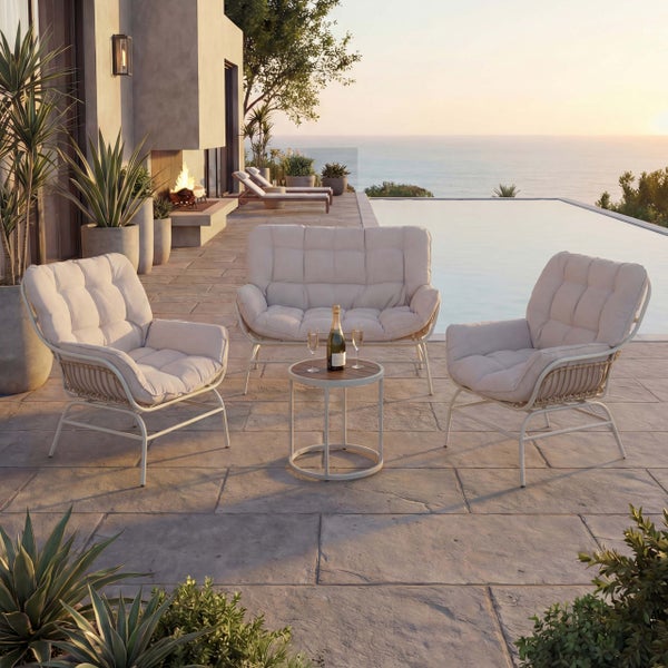 Modernes Garten-Lounge-Set aus Metall mit Polstern, bestehend aus Sofa, zwei Sesseln und Tisch auf einer weitläufigen Terrasse mit Pool und Meerblick.