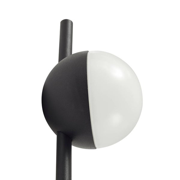Nahaufnahme einer modernen Außenwandleuchte mit schwarzem Metallgehäuse und kugelförmigem, weißem Diffusor.