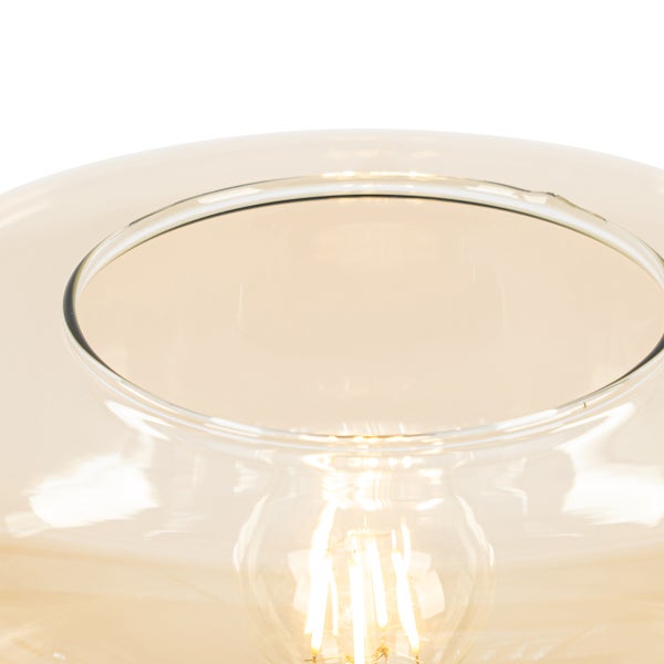 Detailansicht einer Glasleuchte mit Leuchtmittel