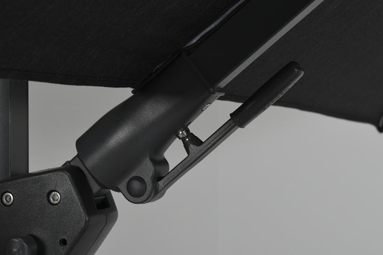 Detailansicht eines Verstellmechanismus mit Hebel für einen Sonnenschirm aus schwarzem Kunststoff und Metall.