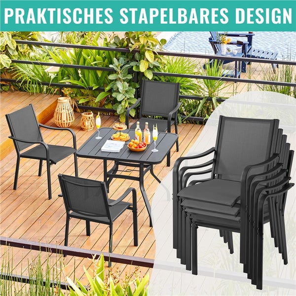 Gartenmöbel-Set mit quadratischem Tisch und stapelbaren Stühlen aus Metall und Textil auf einer hellen Holzterrasse mit Pflanzen.
