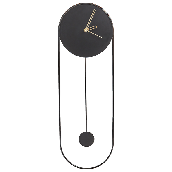 Moderne Wanduhr aus Metall mit Pendel, schwarzes Zifferblatt, goldfarbene Zeiger und länglicher schwarzer Rahmen.