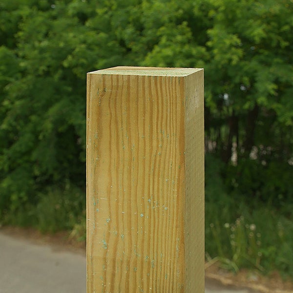 Quadratischer Holzpfosten aus kesseldruckimprägniertem Holz für Zäune und Gartenbau.