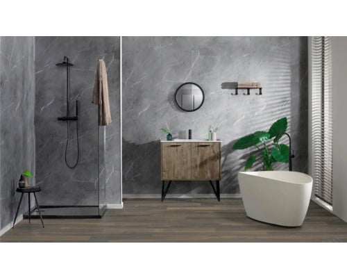 Modernes Badezimmer mit Dusche, Waschtisch, Spiegel und freistehender Badewanne.