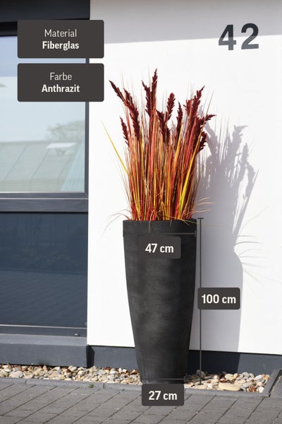 Pflanzgefäß aus Fiberglas in Anthrazit, Höhe 100 cm, Breite oben 47 cm, Breite unten 27 cm, mit Ziergras.