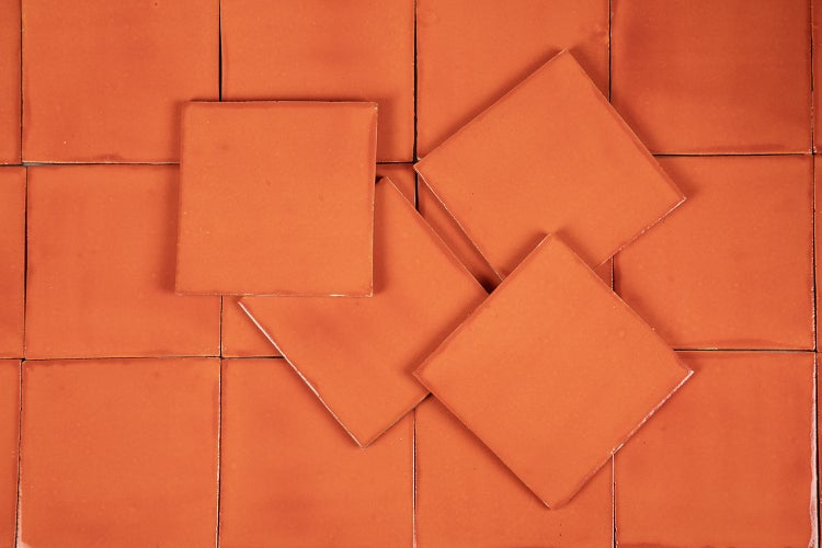 Quadratische Bodenfliesen aus Terrakotta