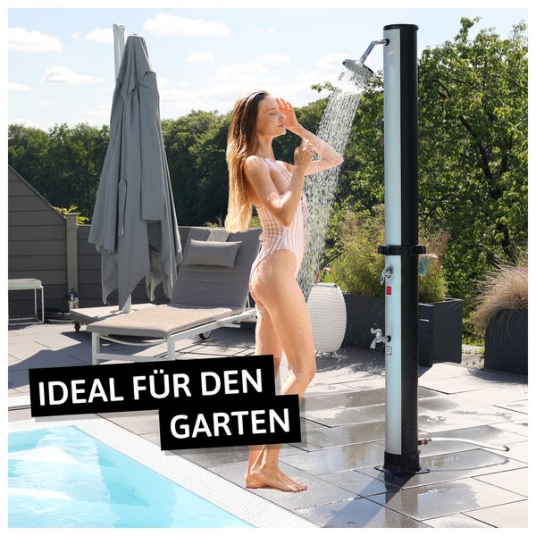 Gartenszene mit Dusche, Liege und Sonnenschirm am Pool