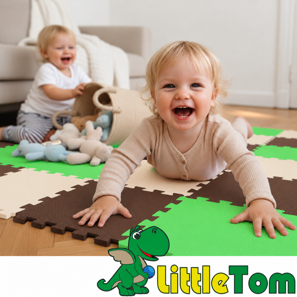 Zwei Kleinkinder spielen auf einer Puzzle-Spielmatte aus Schaumstoff mit LittleTom Logo im Wohnzimmer.