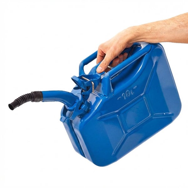 Metall-Kraftstoffkanister 10 Liter mit flexiblem Auslaufrohr, gehalten von einer Hand.