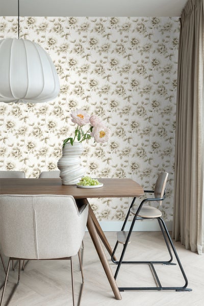 Esszimmer mit geblümter Tapete, Holztisch und Stühlen