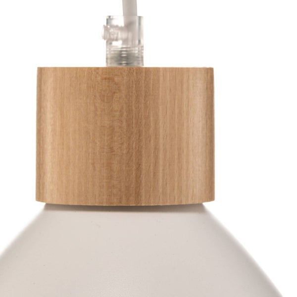 Detailaufnahme einer Pendelleuchte mit Holzelement