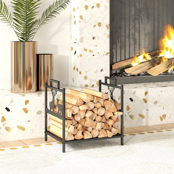 Szene mit einem Kamin und einem Holzregal, gefüllt mit Brennholz, dekoriert mit einem Hirschmotiv.