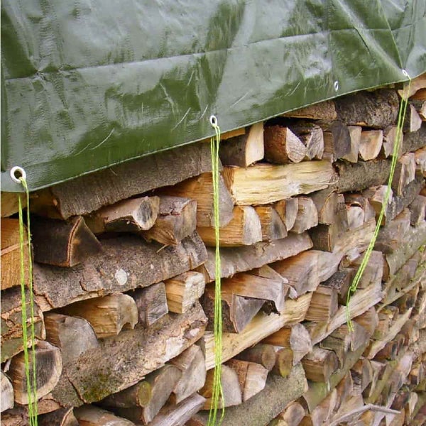 Detailansicht eines Heizkörpers mit glatter Oberfläche und Stahlkonstruktion