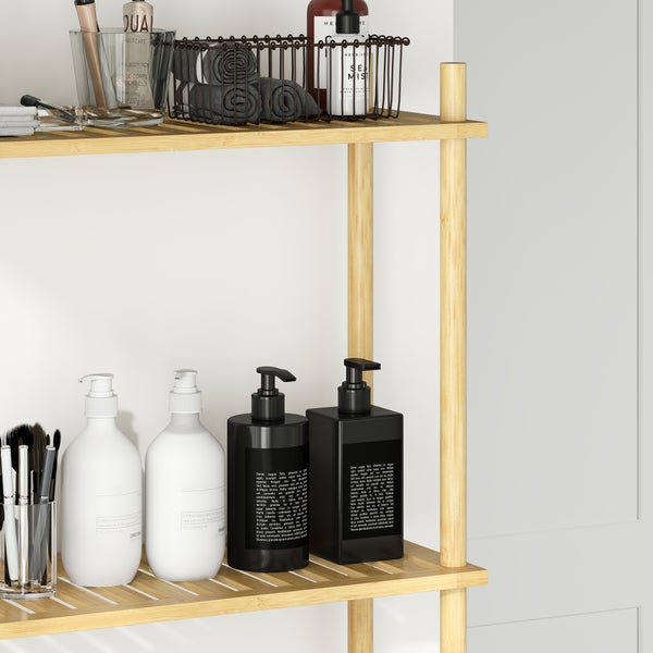 Organisiertes Badezimmerregal aus Holz mit Pumpspendern, Handtüchern in einem Drahtkorb und Pinseln in Glasbehältern.