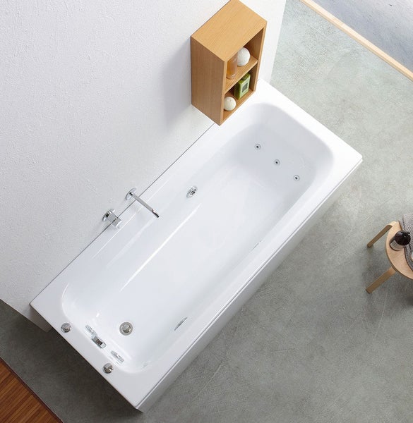 Aufsicht auf eine rechteckige Badewanne mit Armatur, Ablage und Beistelltisch