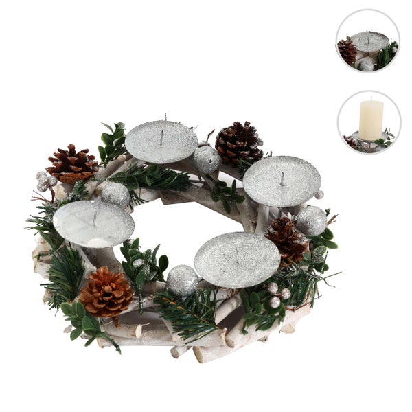 Dekorativer Adventskranz mit Kerzenhaltern und Tannenzapfen