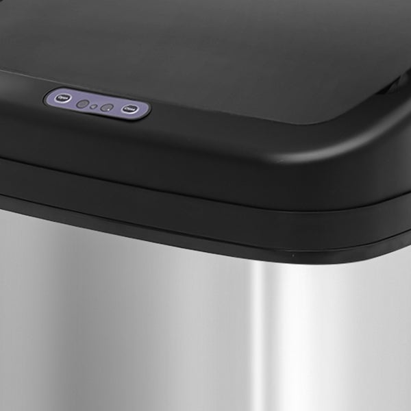 Detailaufnahme eines Sensor-Mülleimers aus Edelstahl mit Bedienfeld für automatisches Öffnen und Schließen am Deckel.