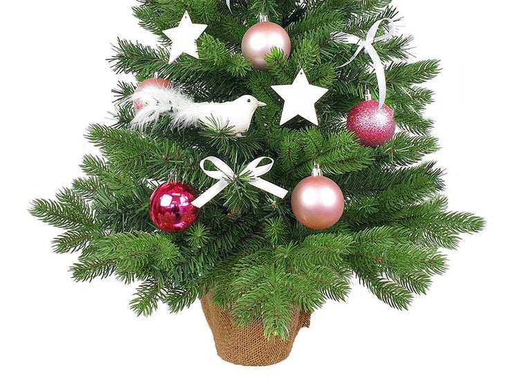 Künstlicher Weihnachtsbaum im Jutesack dekoriert mit Weihnachtskugeln, Sternen, Schleifen und einem Vogel als Christbaumschmuck