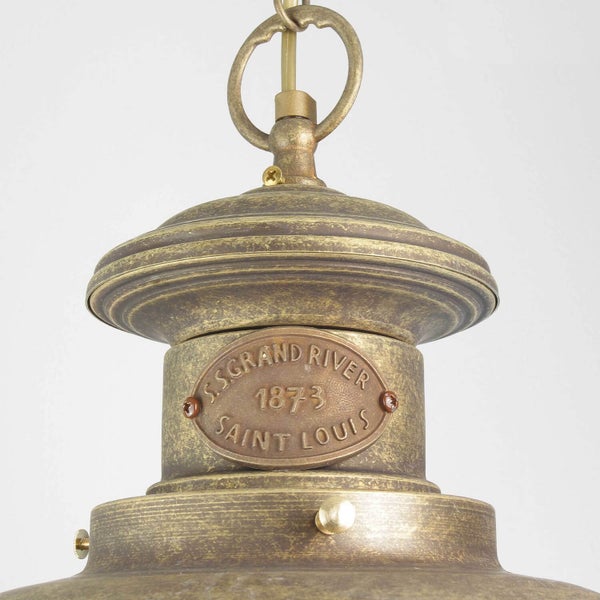 Detailaufnahme einer Deckenleuchte im Vintage Design mit der Aufschrift S.S. Grand River 1873 Saint Louis.