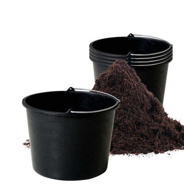 Schwarze Baueimer aus Kunststoff mit Metallbügel und ein Haufen Blumenerde.