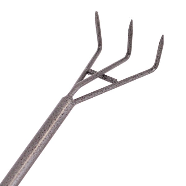 Handgrubber aus Metall mit drei Zinken für die Bodenbearbeitung.