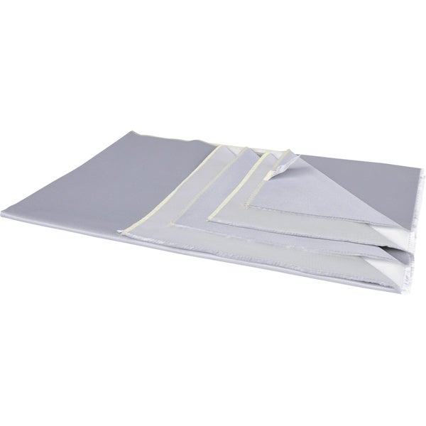 Schweißarbeiten an einem Metallrahmen mit Schutzdecke