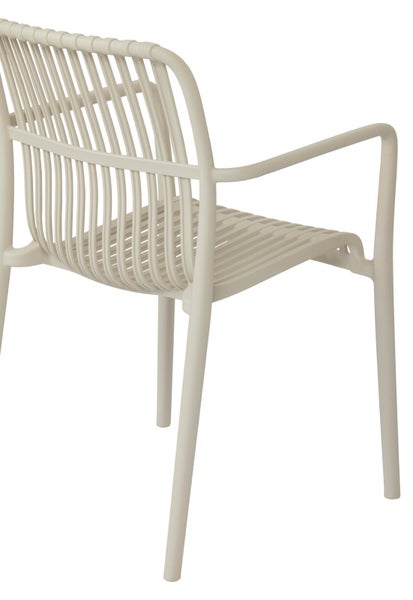 Gartenstuhl mit Armlehnen, Lamellendesign, cremefarbener Kunststoff.