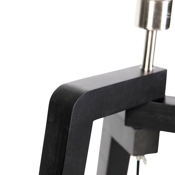 Detailaufnahme einer Lampe mit Holzrahmen und Metallfassung