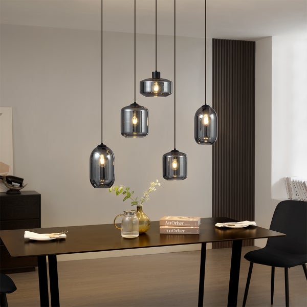 Fünfflammige Pendelleuchte aus Glas über einem Esstisch