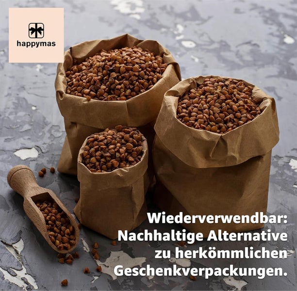 Drei braune Papiertüten gefüllt mit Körnern und ein Holzschaufel, nachhaltige Geschenkverpackung.