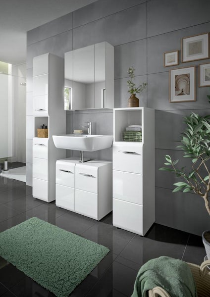 Modernes Badezimmer-Set in Weiß glänzend mit Waschtisch, Spiegelschrank, Hochschrank und Unterschrank vor grauen Fliesen.