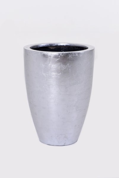 Hoher, konisch zulaufender Blumentopf in Silber mit strukturierter Oberfläche.