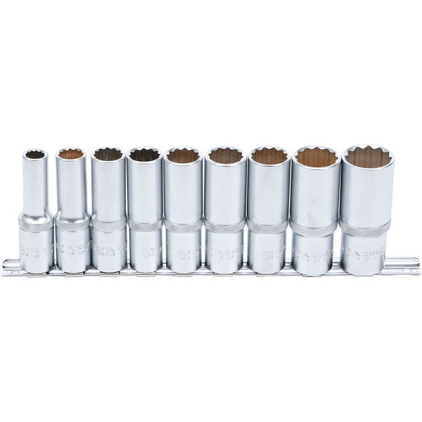 Steckschlüsselsatz mit verschiedenen Größen auf einer Metallschiene