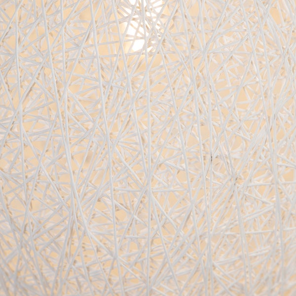 Detailansicht eines Lampenschirms aus kreuzweise verwebten weißen Schnüren mit Lichtdurchlass.