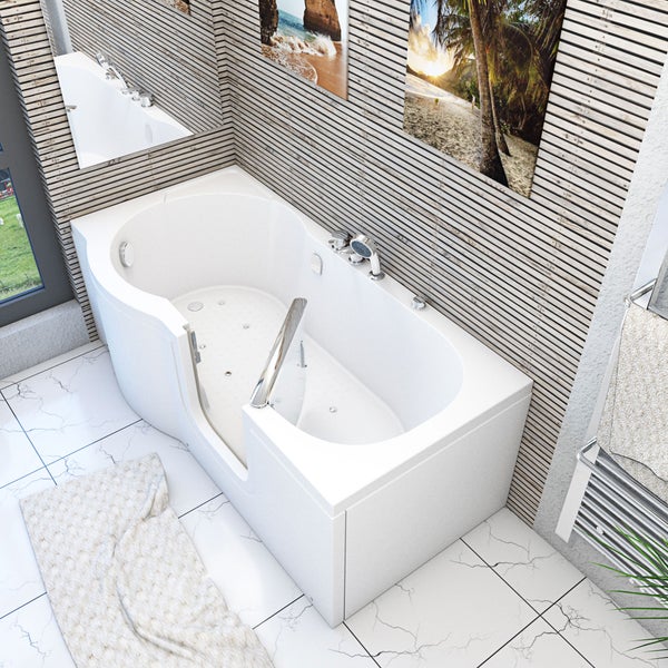 Badezimmer mit ebenerdiger Badewanne mit Einstiegstür, Armatur und Handtuchheizkörper