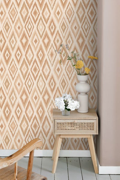 Raumszene mit gemusterter Tapete, Nachttisch und Blumenvasen