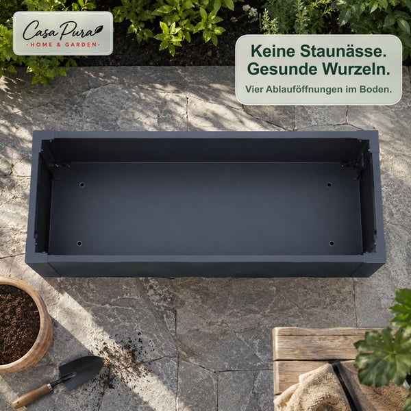Rechteckiger Pflanzkübel aus Metall, Innenansicht mit vier Ablauflöchern im Boden zur Vermeidung von Staunässe.