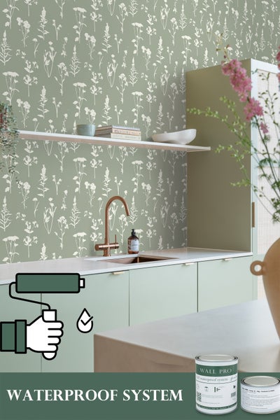 Küchenszene mit grüner Blumentapete, Spüle mit Armatur und Regalen