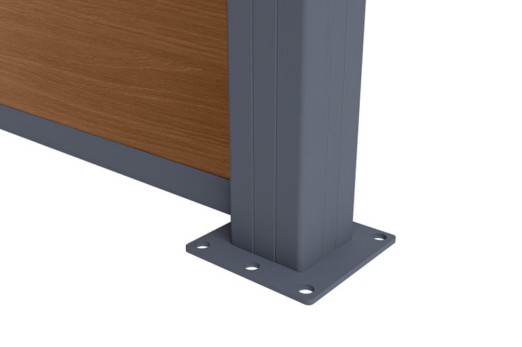 Zaunpfosten aus Metall mit Bodenplatte zur Befestigung und Sichtschutzelement in Holzoptik.